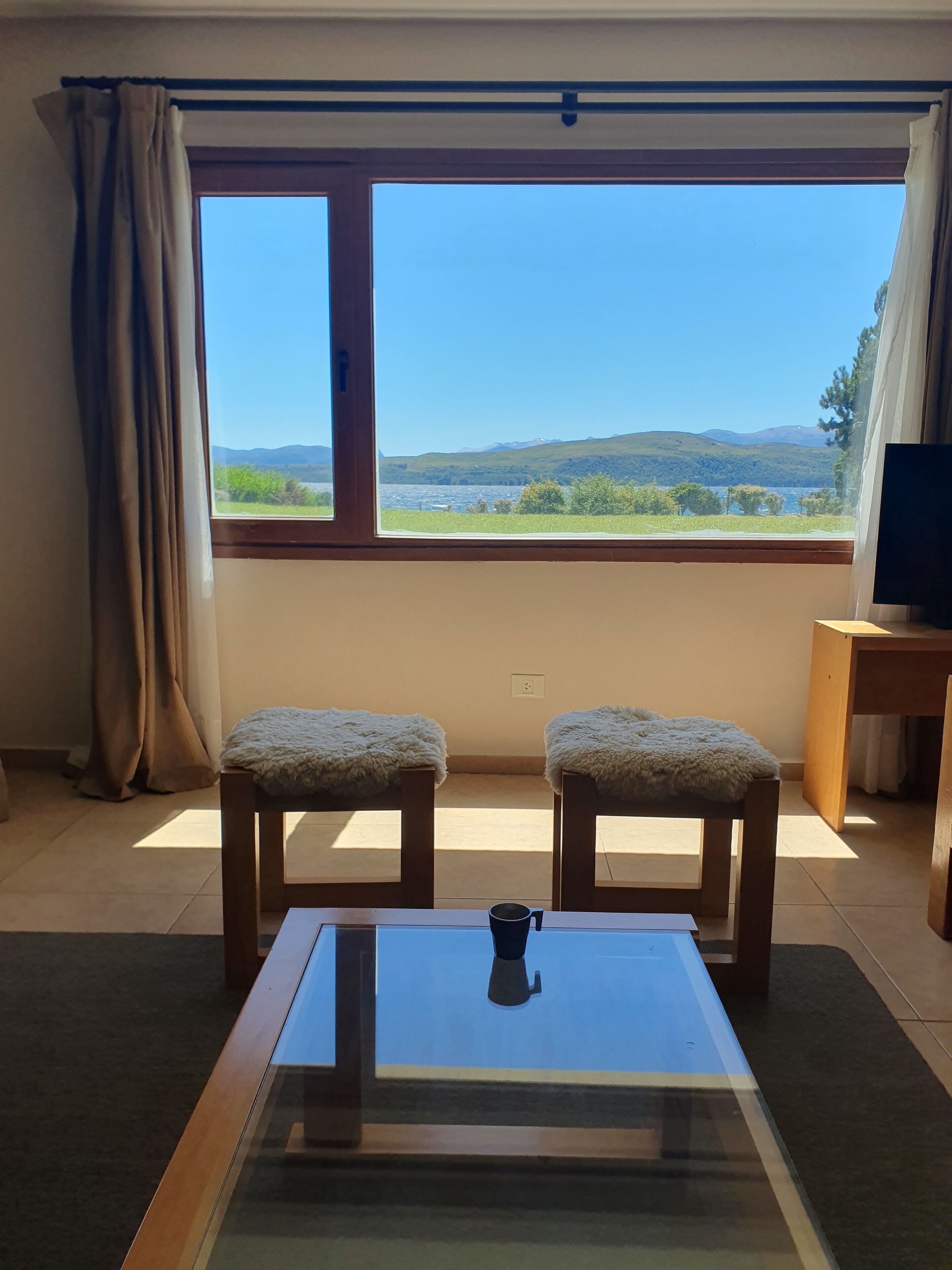 Căn hộ Gallery | Khu phòng khách | Smart TV 32-inch có truyền hình kỹ thuật số, Netflix, sàn nhà có sưởi 