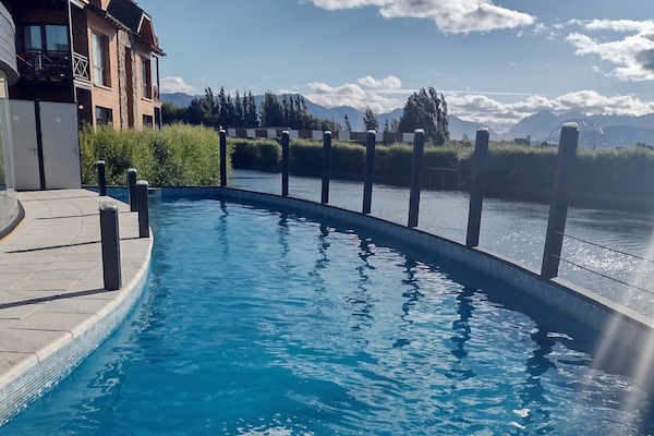 Una piscina al aire libre de temporada