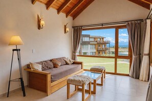 Apartamento | Zona de estar | Una Smart TV, Netflix, suelo radiante, servicios de streaming