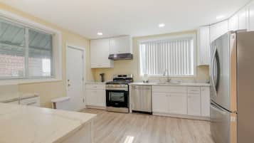Coffee/tea maker, fridge, microwave, stovetop