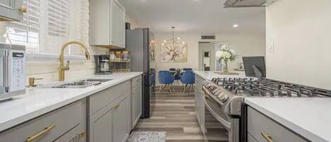 Een koelkast, een microgolfoven, een oven, een kookplaat