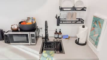 Een magnetron, een koffiezetapparaat/waterkoker