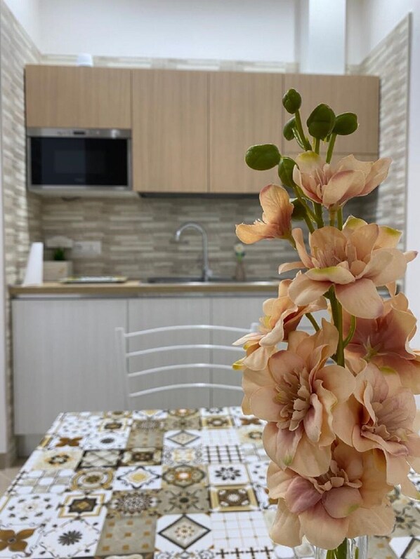 Grand réfrigérateur, micro-ondes, four, plaque de cuisson