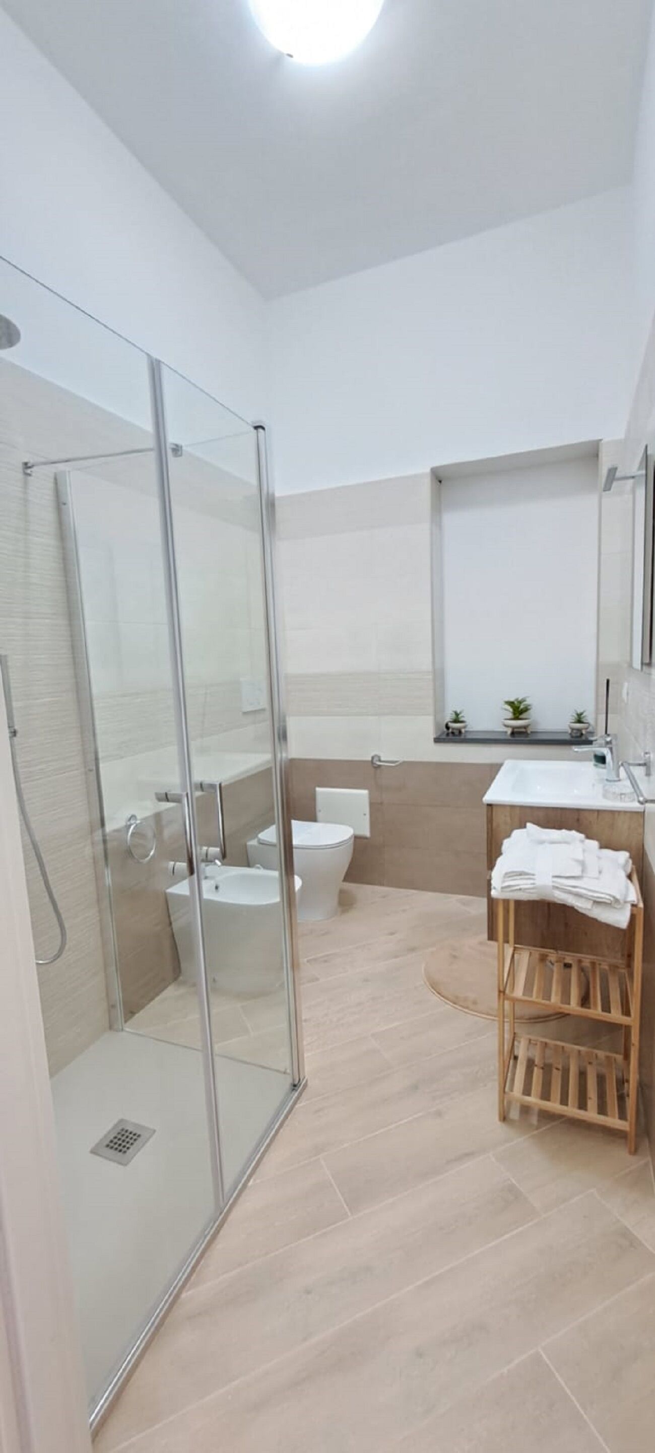 CAROL 1 | Badezimmer | Dusche, Regendusche, kostenlose Toilettenartikel, Haartrockner