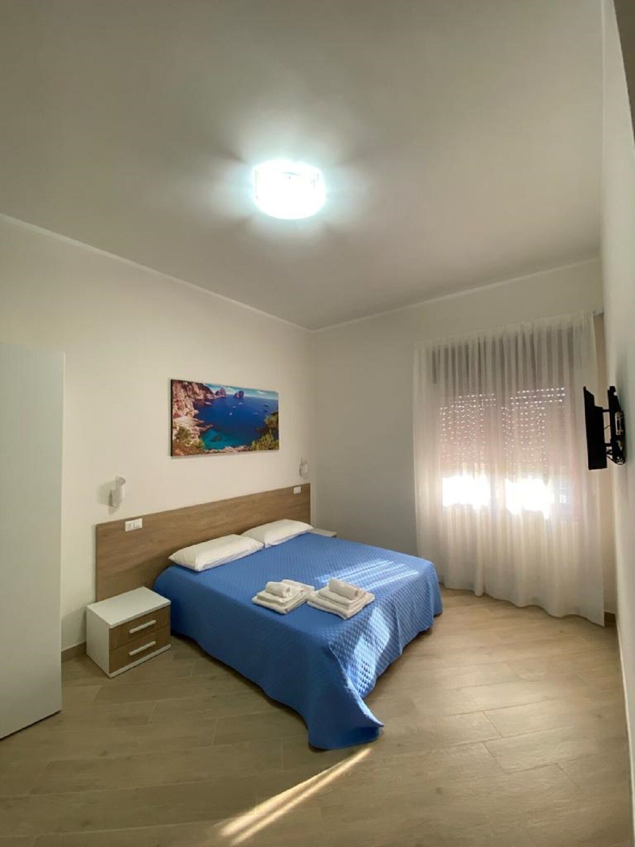 CAROL 1 | Schreibtisch, kostenloses WLAN