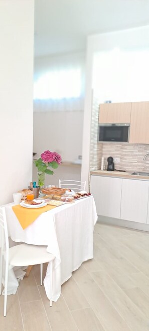 Tủ lạnh, lò vi sóng, lò nướng, bếp nấu 