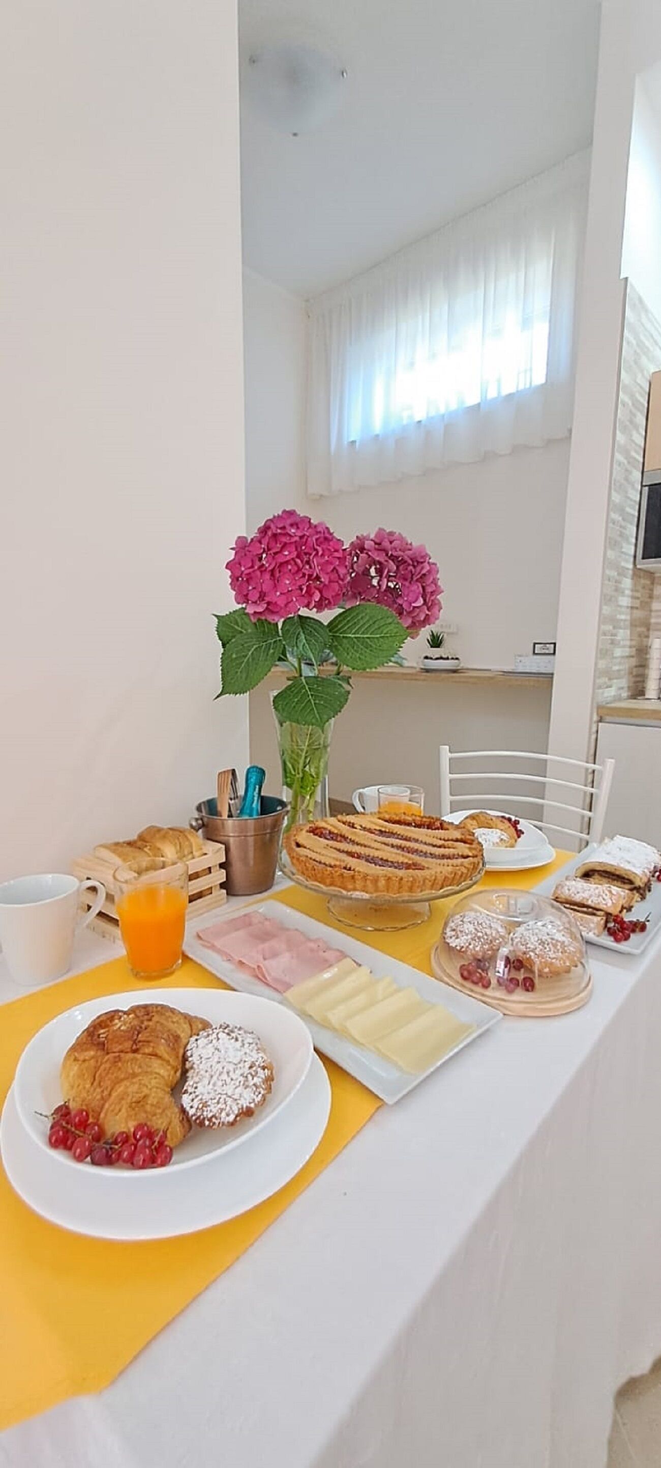 Großer Kühlschrank, Mikrowelle, Ofen, Herdplatte