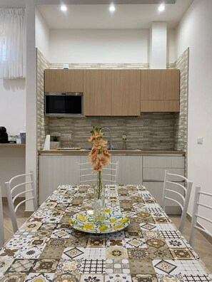 Full-sized fridge, microwave, oven, stovetop - B&B DonnaRooms Pompeii (Pompei)