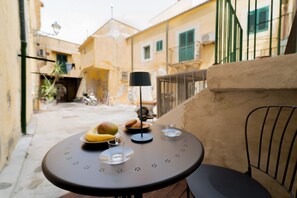 Outdoor dining - Elegant & Central Ortigia Apartment (Siracusa)