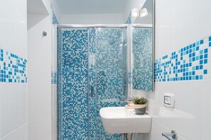 Dusche, Haartrockner, Bidet, Handtücher