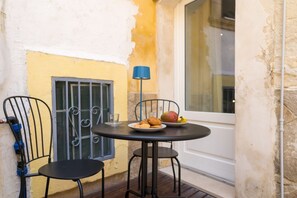 Outdoor dining - Elegant & Central Ortigia Apartment (Siracusa)