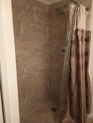 Asciugamani, sapone, shampoo, carta igienica
