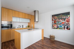 Geladeira, micro-ondas, fogão, cafeteira/chaleira