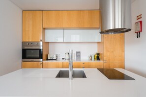 Geladeira, micro-ondas, fogão, cafeteira/chaleira