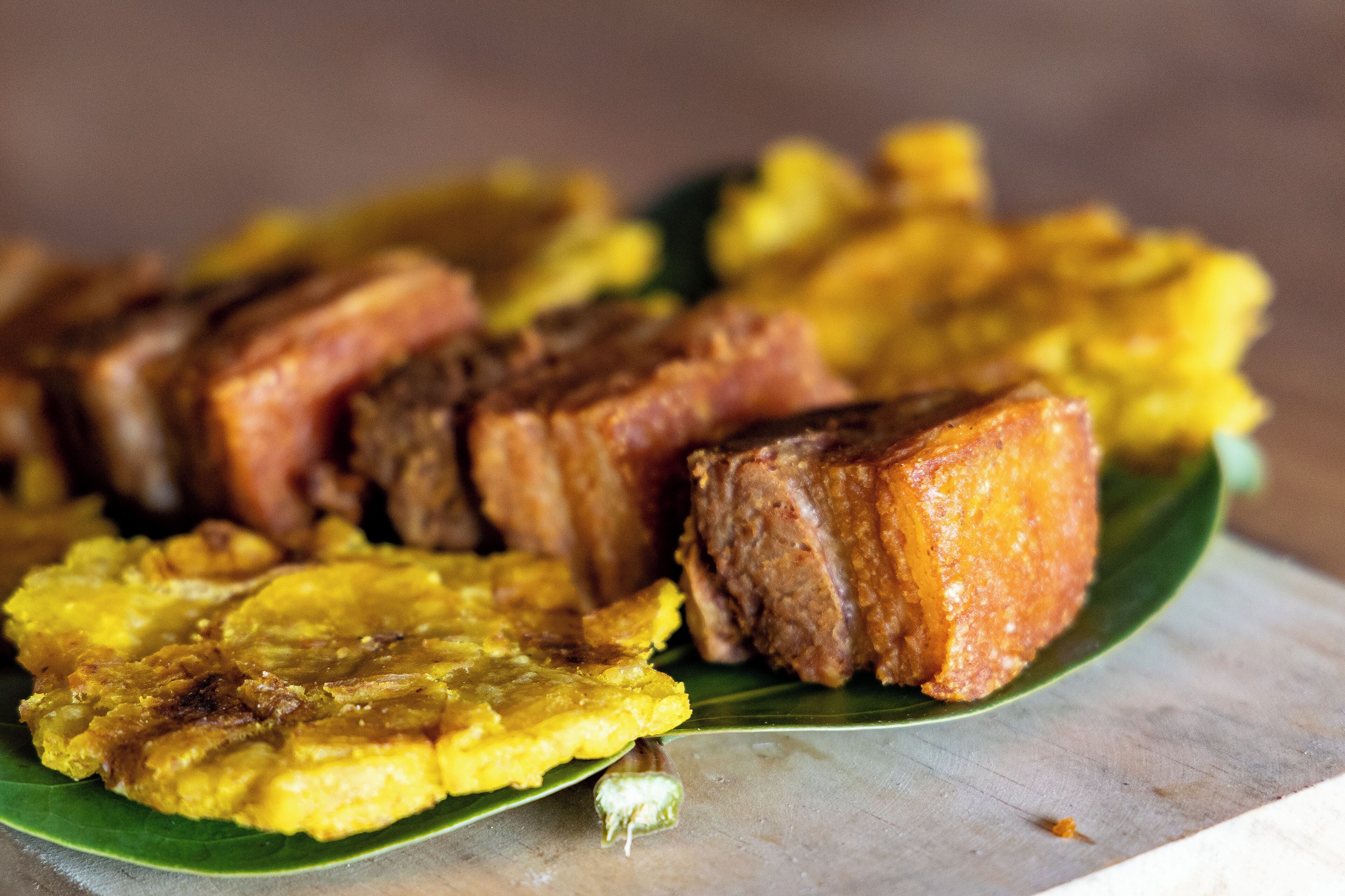 Une assiette de bananes plantains frites et de poitrine de porc.