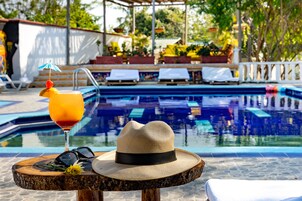 Bar junto a la piscina