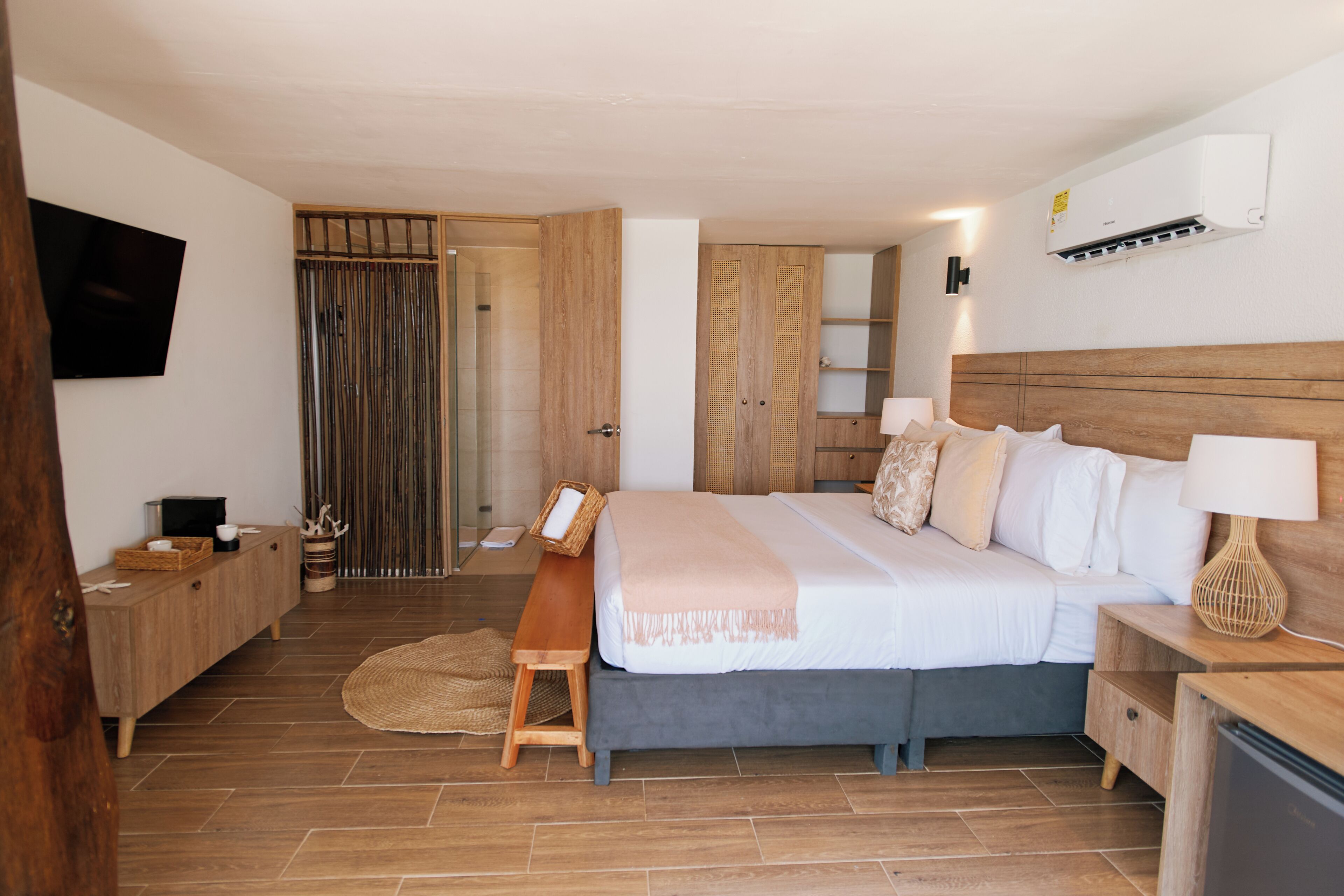 Deluxe tweepersoonskamer, voor 1 persoon, 1 queensize bed, airconditioning, uitzicht op strand | Luxe beddengoed, een minibar, gratis wifi, beddengoed