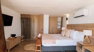 Deluxe tweepersoonskamer, voor 1 persoon, 1 queensize bed, airconditioning, uitzicht op strand | Luxe beddengoed, een minibar, gratis wifi, beddengoed
