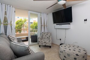 Smart TV, fireplace, stereo