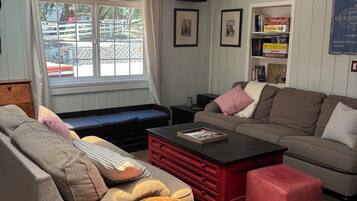Smart TV, livros, aparelho de som