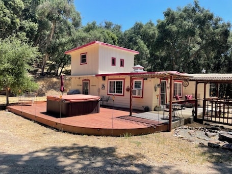 Terrace/patio. Cabin in the Oaks, Paso Robles. Private hot tub! We sleep 4! AC Works!