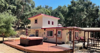 Cabin in the Oaks, Paso Robles. Private hot tub! We sleep 4! AC Works!