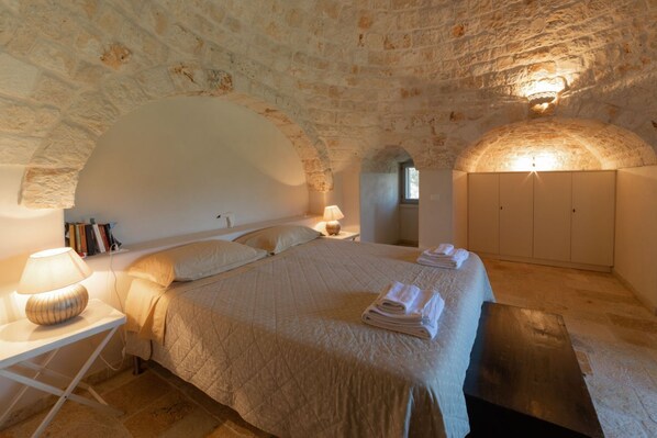 2 bedrooms, internet, bed sheets