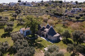Exterior - Evocative trullo with typical architecture and stone interiors, which in 145 sqm hosts 6 people in great comfort, with 2 bedrooms and 2 bathrooms. The accommodation is located in the Mancini district of Locorotondo, less than 10 minutes by car from the c (Locorotondo)