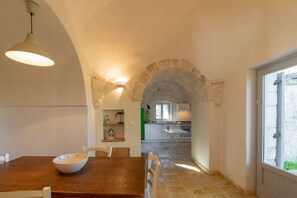 Dining - Evocative trullo with typical architecture and stone interiors, which in 145 sqm hosts 6 people in great comfort, with 2 bedrooms and 2 bathrooms. The accommodation is located in the Mancini district of Locorotondo, less than 10 minutes by car from the c (Locorotondo)