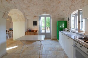 Ovn, kogeplade, opvaskemaskine, køkkentøj/tallerkener/redskaber