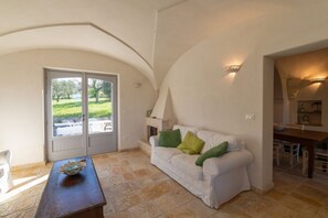 TV - Evocative trullo with typical architecture and stone interiors, which in 145 sqm hosts 6 people in great comfort, with 2 bedrooms and 2 bathrooms. The accommodation is located in the Mancini district of Locorotondo, less than 10 minutes by car from the c (Locorotondo)