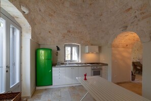 Oven, stovetop, dishwasher, cookware/dishes/utensils