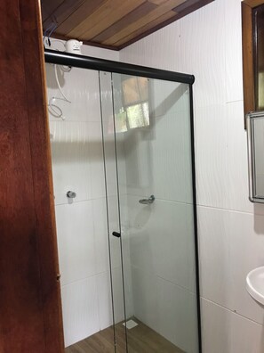 Chalé conforto | Banheiro | Chuveiro, toalhas de banho, sabonete, papel higiênico