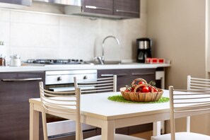 Fridge, oven, stovetop, coffee/tea maker