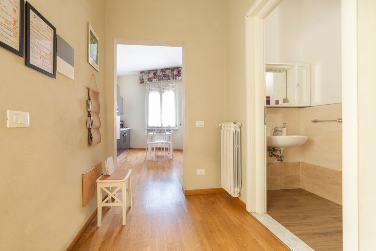 Douche, sèche-cheveux, bidet, serviettes fournies