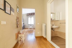 シャワー、ヘアドライヤー、ビデ、タオル