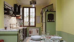 Una cocina con comedor lista para una comida.
