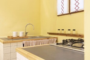 A kitchen with a sink, stove, and a window with a diamond pattern. - Federighi Living - Florence City Center  (Florence)