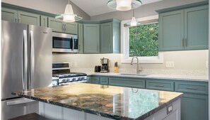 冷蔵庫、電子レンジ、オーブン、コンロ