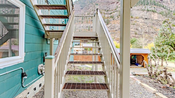 Un escalier menant à un bâtiment d’où l’on peut admirer un paysage montagneux.