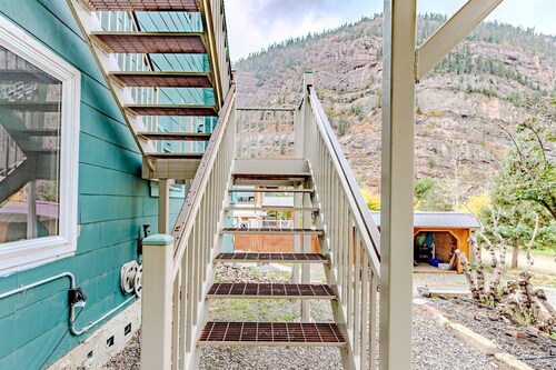 Historic Upper Level Condo | Steps from Hot Springs |Sleeps 8