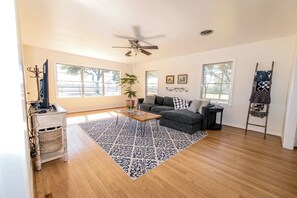 Smart TV, fireplace - Ranch house in historic Washington, Texas. Wide, open country views (Washington)