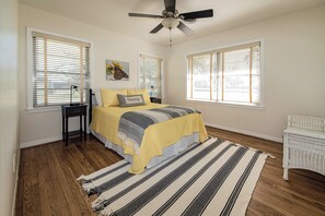 3 bedrooms, iron/ironing board, travel cot, free WiFi - Ranch house in historic Washington, Texas. Wide, open country views (Washington)