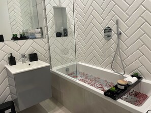 Douche, sèche-cheveux, serviettes fournies, savon