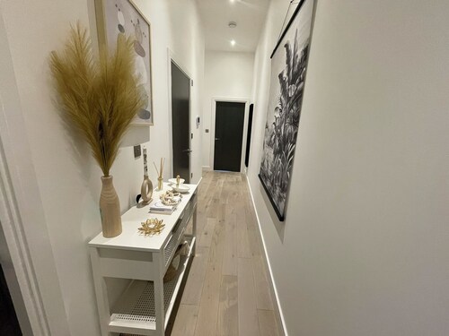 Modern 2 bedroom in Sutton, family size rooms with modern amentites , free WIFI