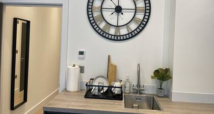 Modern 2 Bedroom in Sutton, Family Size Rooms With Modern Amentites , Free Wifi