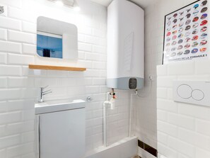 Dusj, hårføner og håndklær