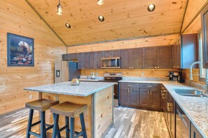 Fridge, microwave, oven, stovetop - Brand New Luxury Cabin/Hot tub/Game Rm/Pool table (Sevierville)