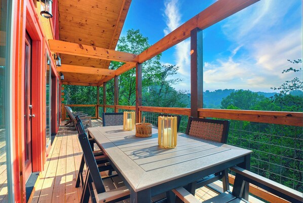 Outdoor dining - Brand New Luxury Cabin/Hot tub/Game Rm/Pool table (Sevierville)