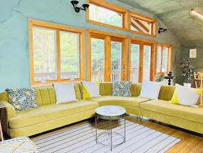 Smart-TV, Kamin, Tischfußball, Bücher